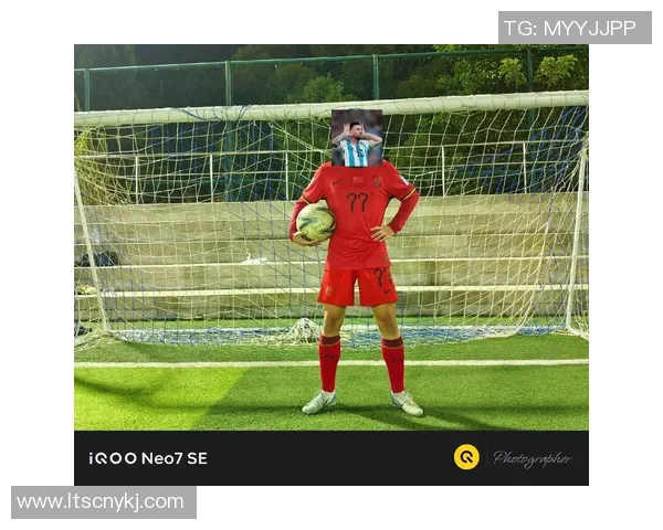 足球明星双手碰拳视频展现团结精神与友谊的精彩瞬间