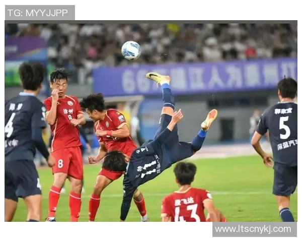 足球明星健身房训练瞬间展现运动魅力与坚持不懈的精神