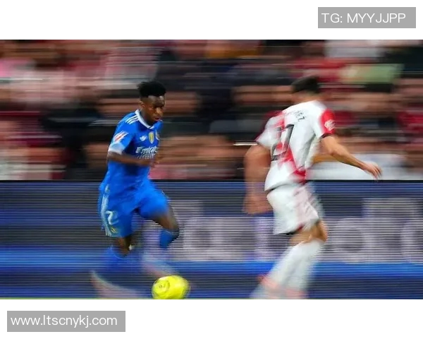 足球明星在街头被粉丝认出引发热烈围观瞬间引发社交媒体热议